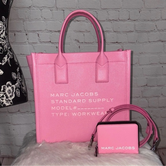 Marc Jacobs Handbags - Marc Jacobs Standard Supply Leather Tote/Snap Closure Wallet 2pc Set